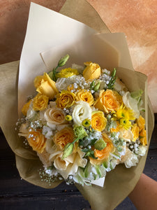 Atado amarillo con lisianthus