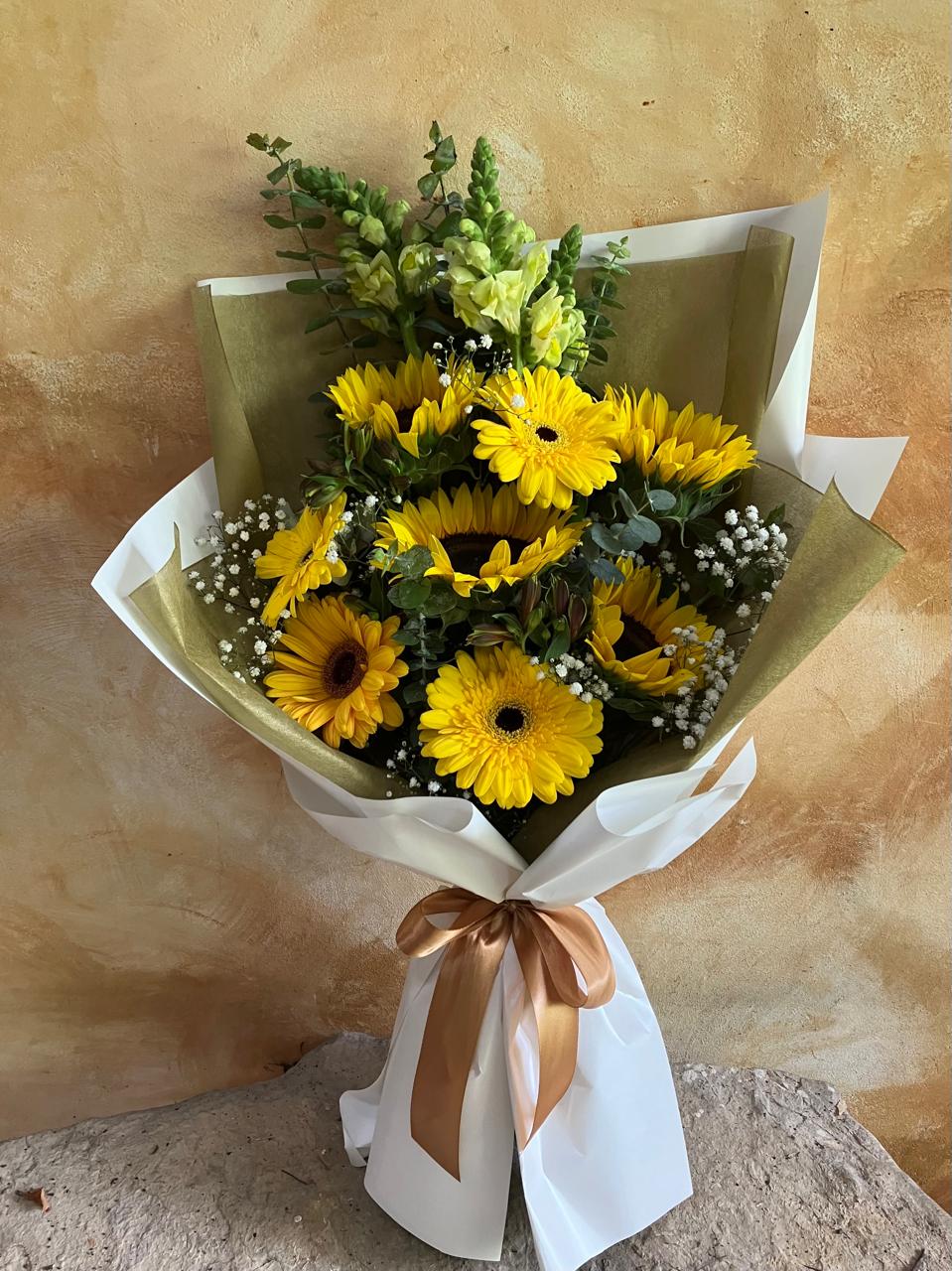 Atado de gerberas y girasoles