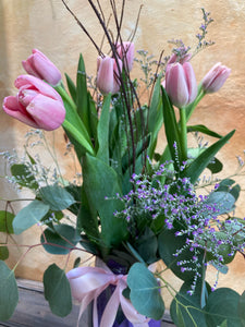 Florero chico con tulipanes