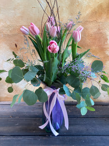 Florero chico con tulipanes