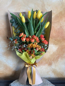Atado de tulipanes y mini rosa