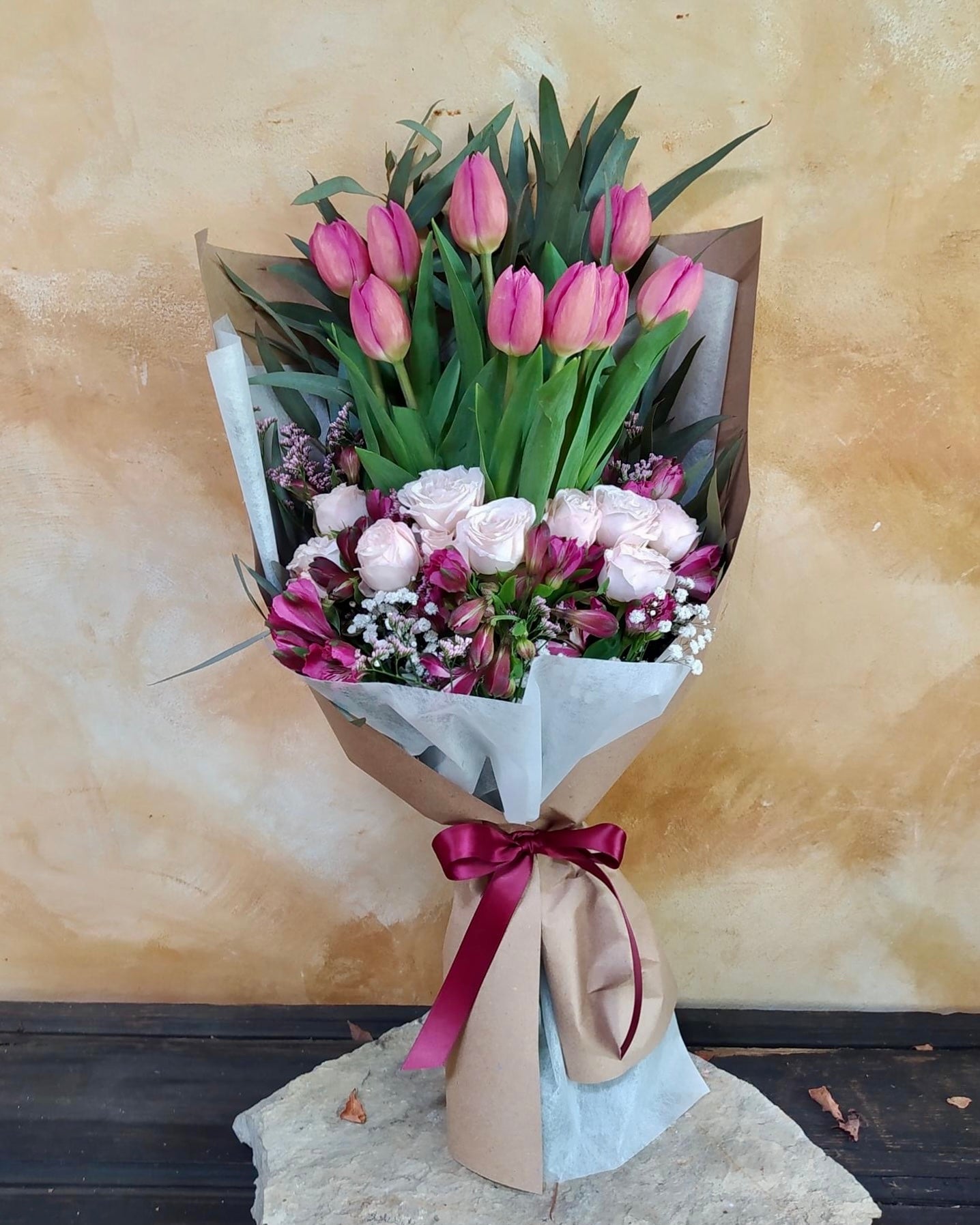 Atado de tulipanes y mini rosa